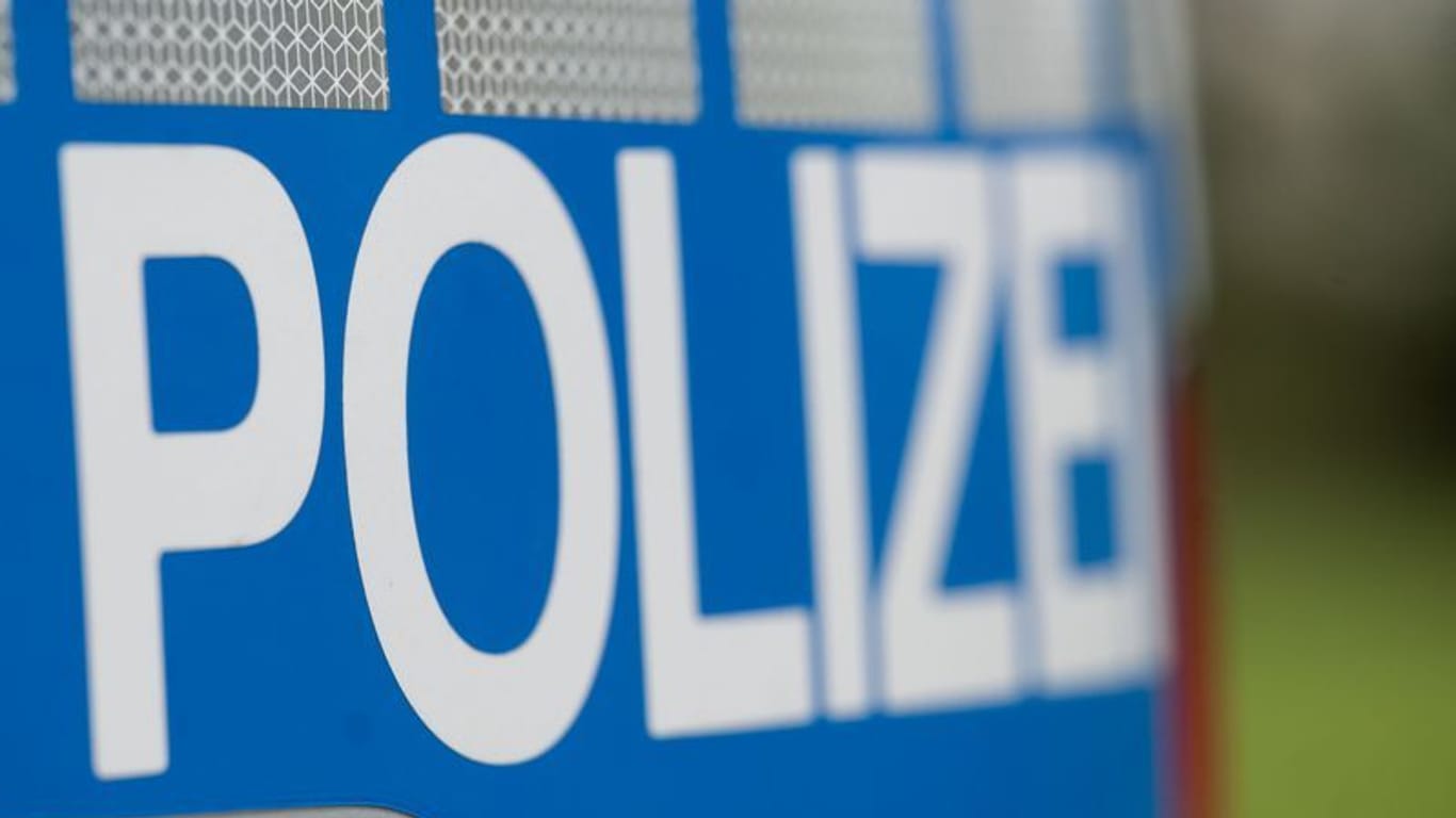 Ein Einsatzfahrzeug der Polizei: Auf einem Schulgelände in Mönchengladbach ist eine Leiche gefunden worden.