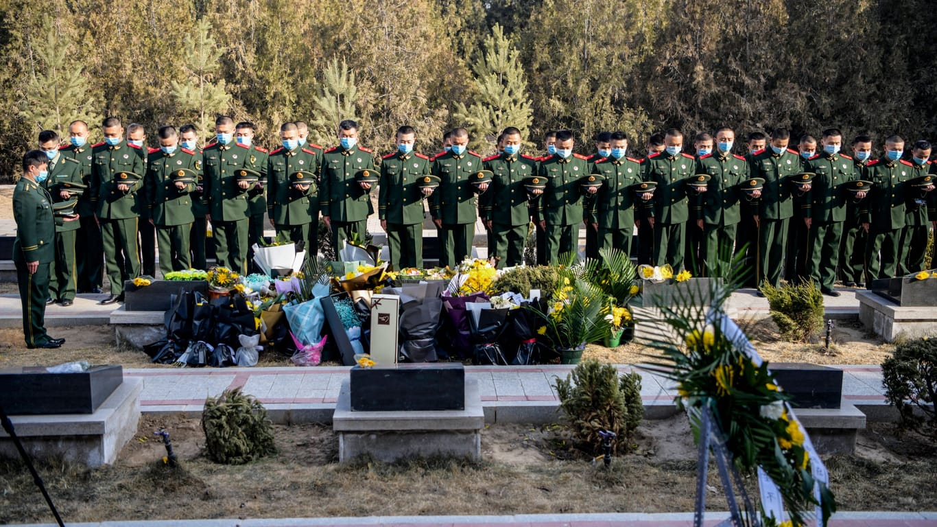 Chinesische Soldaten gedenken im Februar 2021 Männern, die bei Scharmützeln mit Indien gestorben sind.