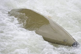 Gekentertes Kanu (Symbolbild): In Berlin-Köpenick wurde ein lebloser Körper aus einem Fluss geborgen.
