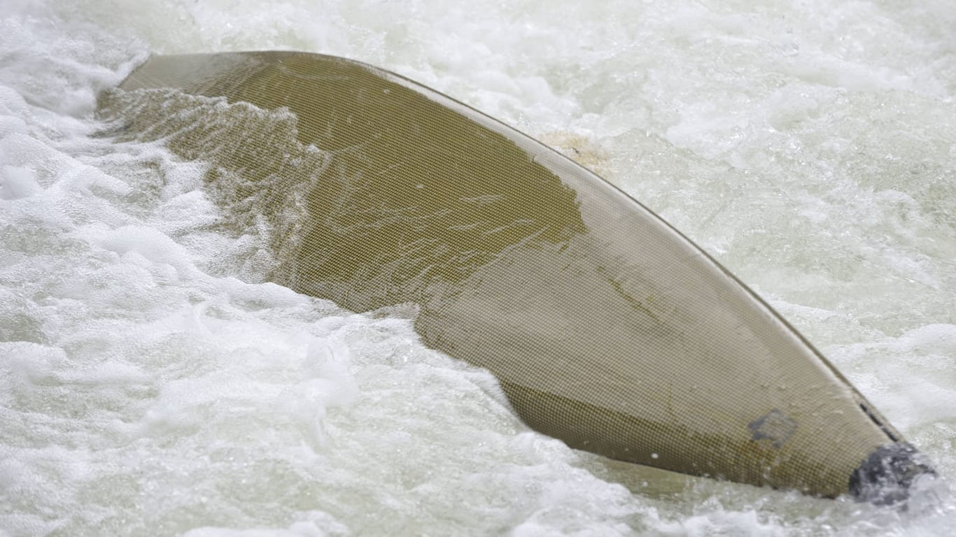 Gekentertes Kanu (Symbolbild): In Berlin-Köpenick wurde ein lebloser Körper aus einem Fluss geborgen.