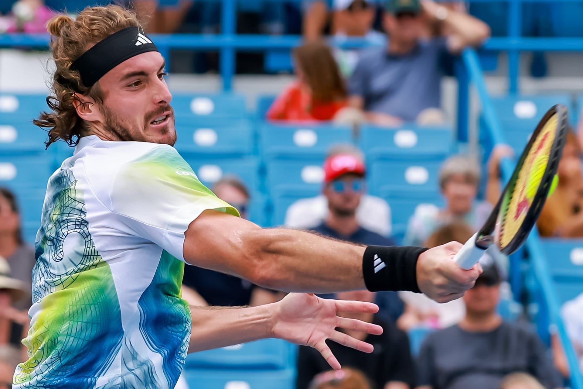 Stefanos Tsitsipas schlägt den Ball in Cincinnati. Er wurde durch ein Summen beim Aufschlag gestört.