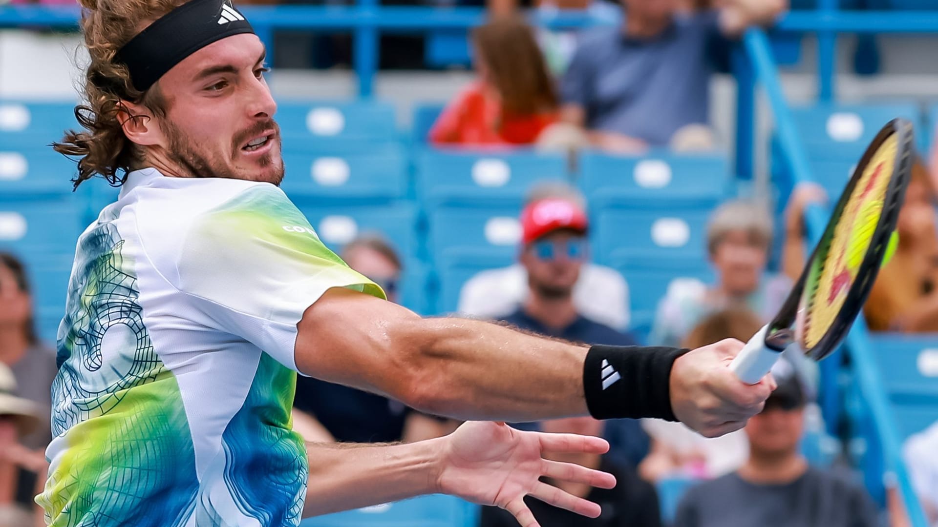 Stefanos Tsitsipas schlägt den Ball in Cincinnati. Er wurde durch ein Summen beim Aufschlag gestört.