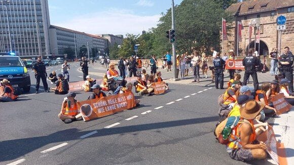 Der Stadt Nürnberg reicht es - deshalb hat sie eine Allgemeinverfügung gegen Klimaaktivisten erlassen. Die aber zeigt sich wirkungslos.