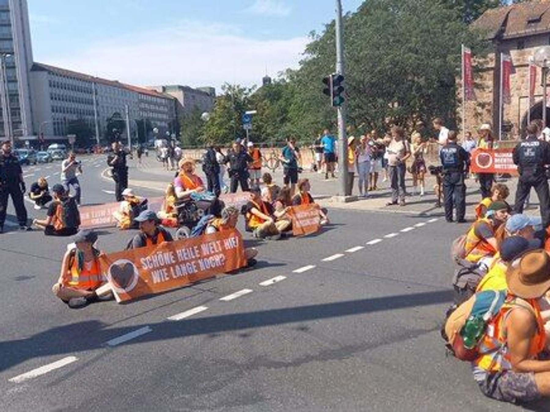 Letzte Generation blockiert Straßen in Nürnberg: Welche Strafe droht?