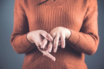 Frau mit Fingerschmerzen: Schon im Anfangsstadium entfernen oder erst später? Ob mit Beschwerden oder ohne – wer Heberden-Knoten hat, möchte diese manchmal einfach nur loswerden.