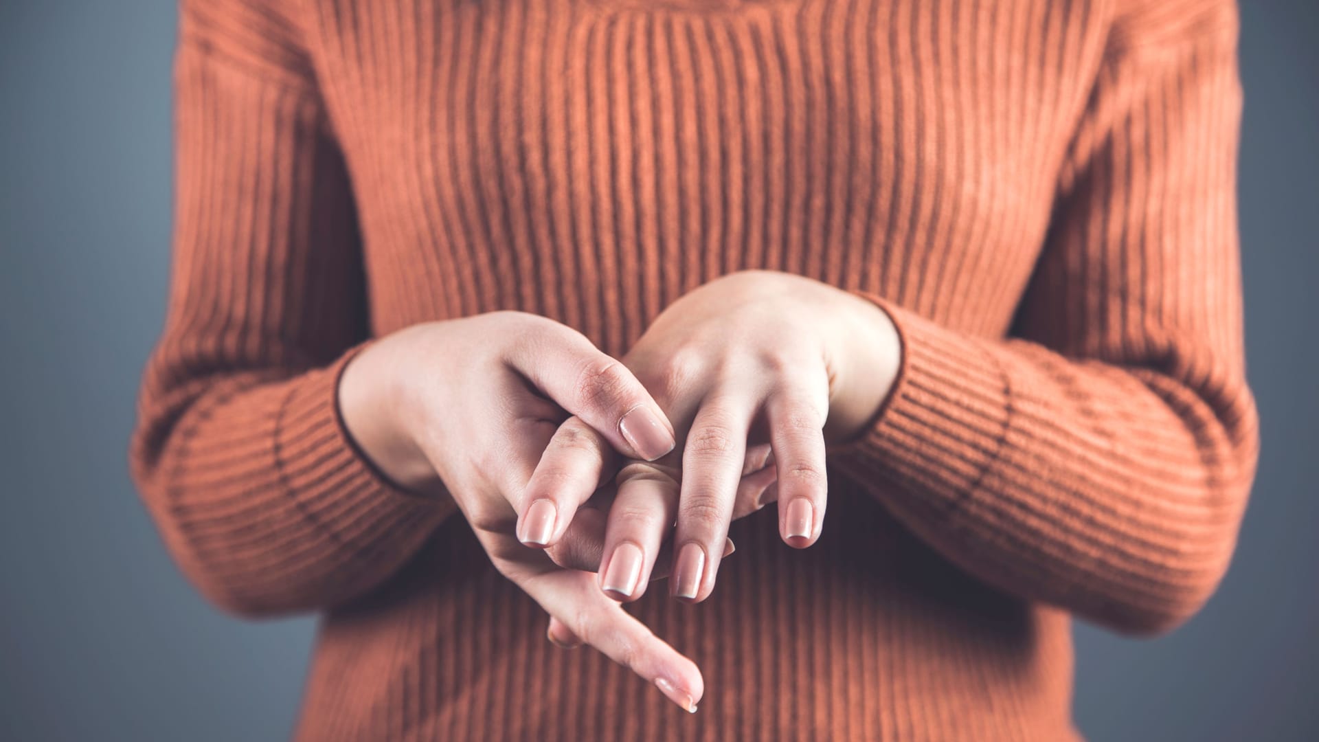 Frau mit Fingerschmerzen: Schon im Anfangsstadium entfernen oder erst später? Ob mit Beschwerden oder ohne – wer Heberden-Knoten hat, möchte diese manchmal einfach nur loswerden.