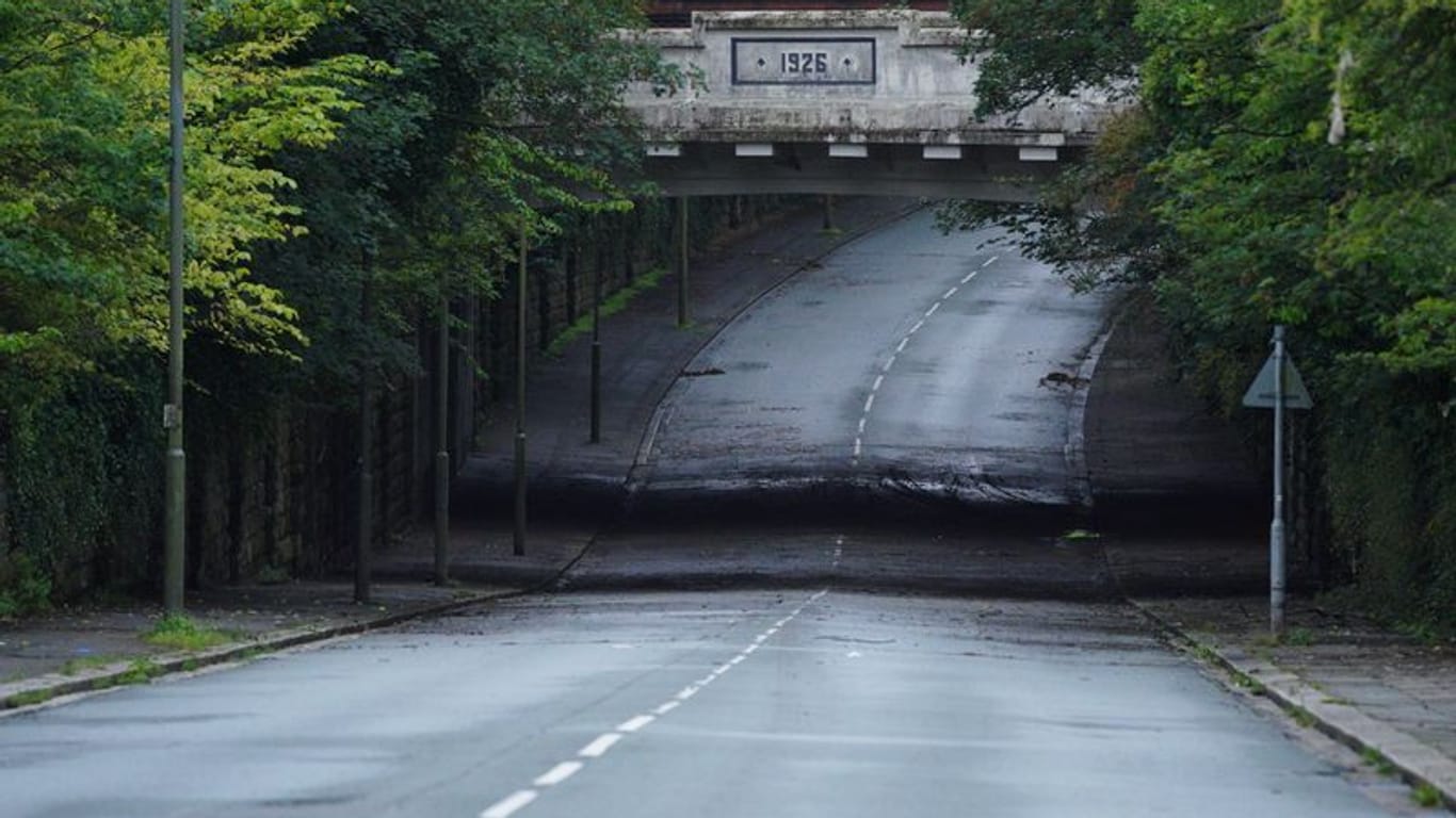 Ein Blick auf den Queens Drive in der Gegend von Mossley Hill in Liverpool: Auf der überfluteten Straße sind zwei Menschen in ihrem Auto ums Leben gekommen.