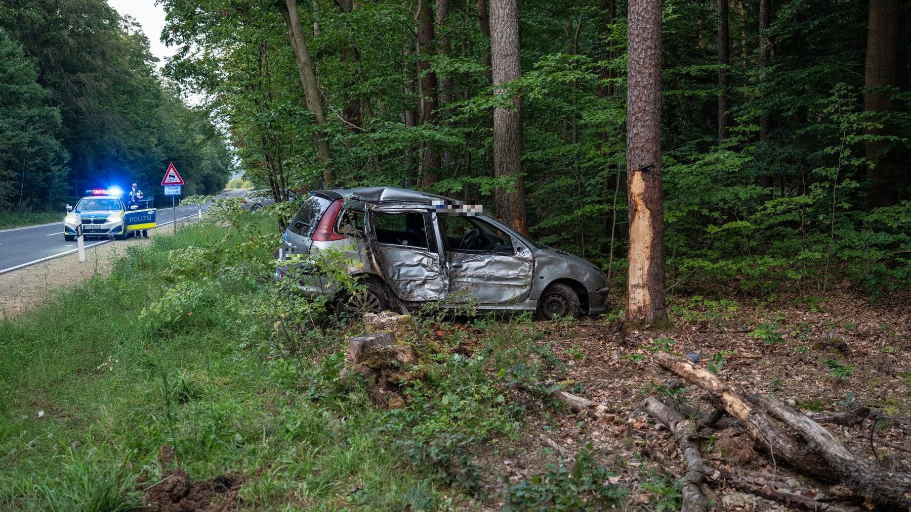 Landkreis Bamberg: Alkoholisierter Autofahrer Kracht Gegen Baum