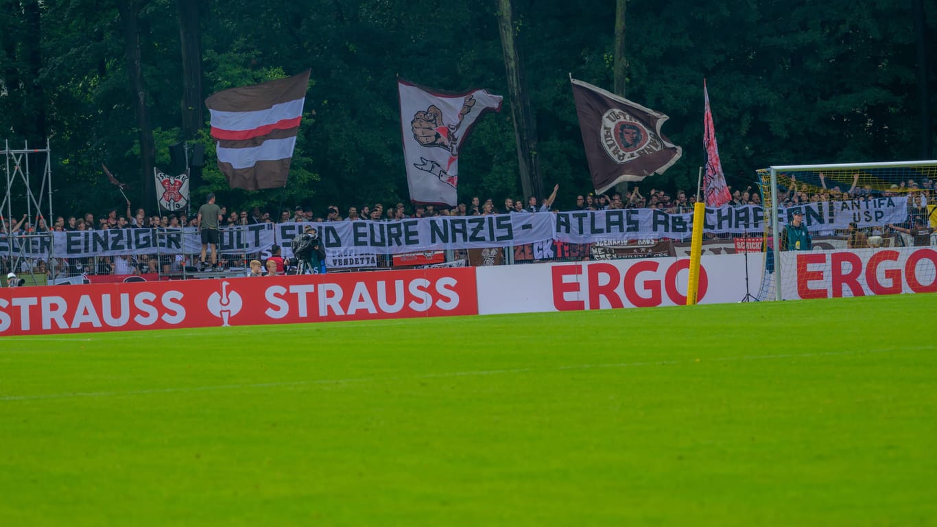 Die Fans aus Hamburger hielten Banner hoch, die den Delmenhorstern gar nicht passten.