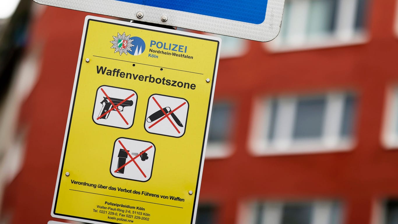 Ein Schild weist auf eine Waffenverbotszone hin (Symbolbild): In Köln und Düsseldorf gelten die ältesten beiden Waffenverbotszonen in NRW.