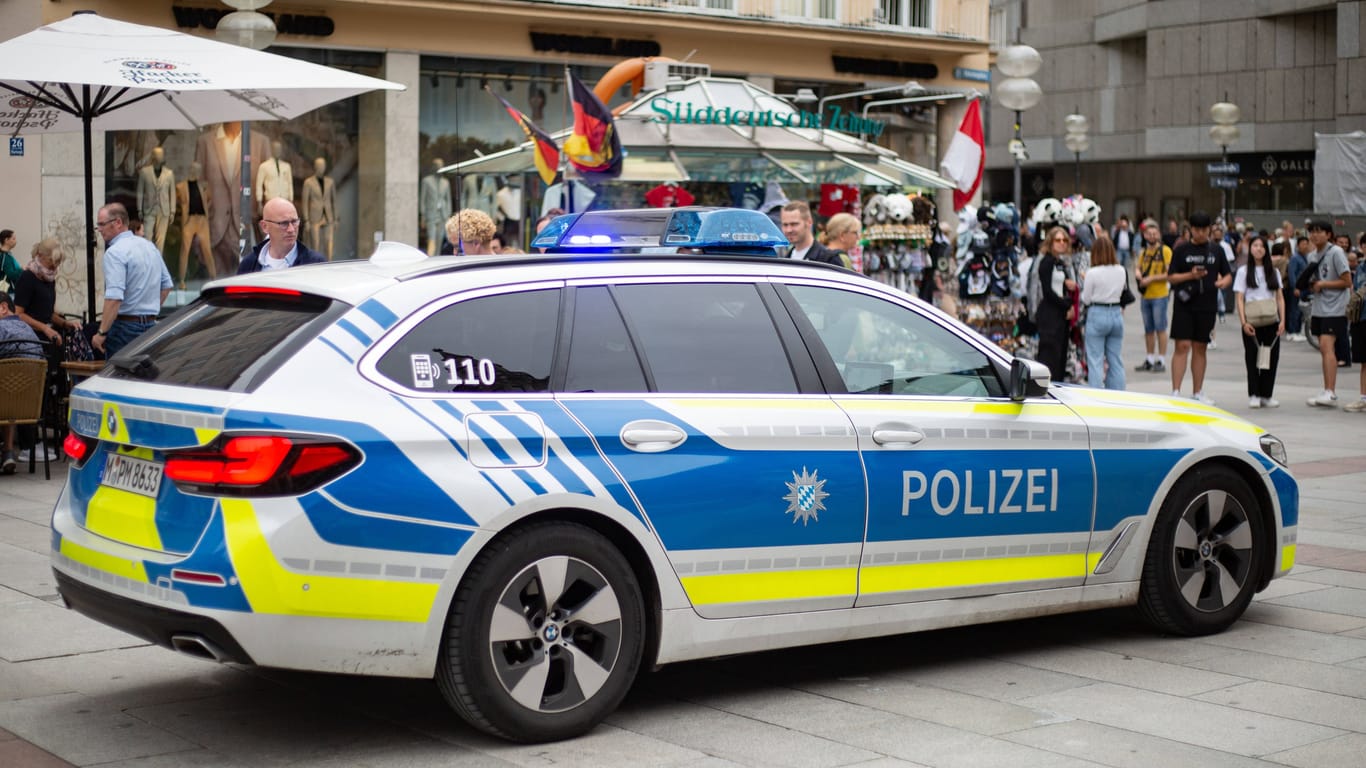 Polizei im Einsatz in München (Symbolfoto): Nach einer Öffentlichkeitsfahndung sitzt ein Mann in Untersuchungshaft.