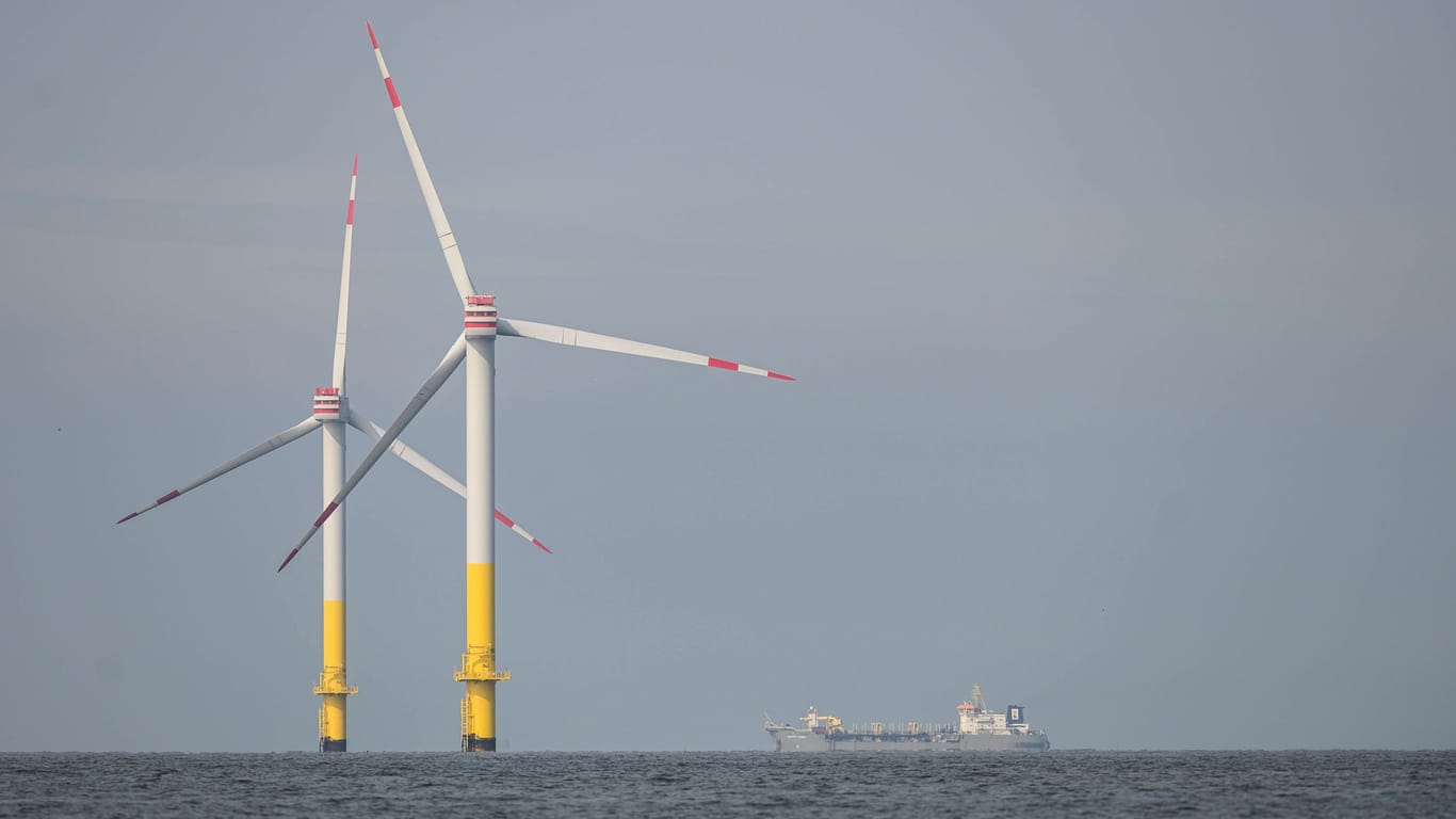 Windräder in der Deutschen Bucht (Symbolbild): Der hier erzeugte Strom soll mit den neuen Trassen bis nach NRW transportiert werden.