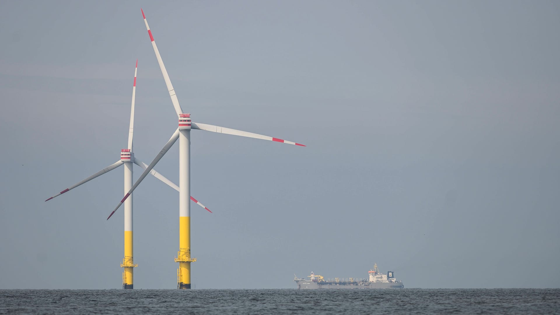 Windräder in der Deutschen Bucht (Symbolbild): Der hier erzeugte Strom soll mit den neuen Trassen bis nach NRW transportiert werden. Windräder in der Deutschen Bucht (Symbolbild): Der hier erzeugte Strom soll mit den neuen Trassen bis nach NRW transportiert werden.