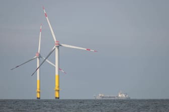 Windräder in der Deutschen Bucht (Symbolbild): Der hier erzeugte Strom soll mit den neuen Trassen bis nach NRW transportiert werden.