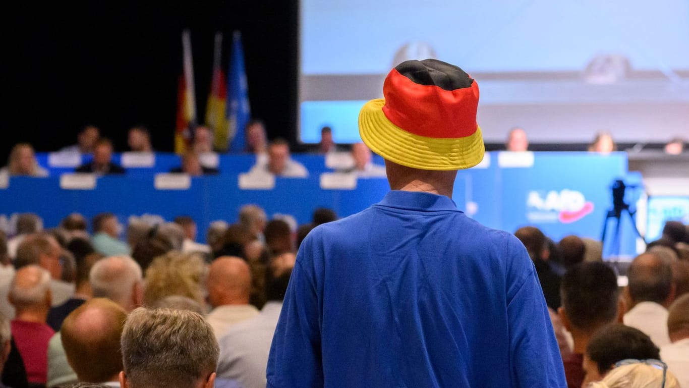 Ein Mann mit schwarz-rot-goldenen Hut steht beim Landesparteitag der AfD in der Halle: In Zukunft sollen nicht mehr alle Mitglieder kommen dürfen.