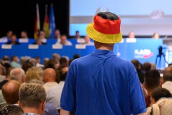 Ein Mann mit schwarz-rot-goldenen Hut steht beim Landesparteitag der AfD in der Halle: In Zukunft sollen nicht mehr alle Mitglieder kommen dürfen.