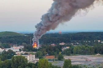 Großbrand in Offenbach: Die Rauchschaden waren auch aus Frankfurt zu sehen.
