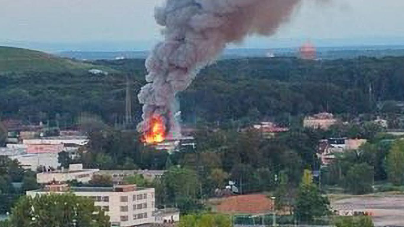 Großbrand in Offenbach: Die Rauchschaden waren auch aus Frankfurt zu sehen.