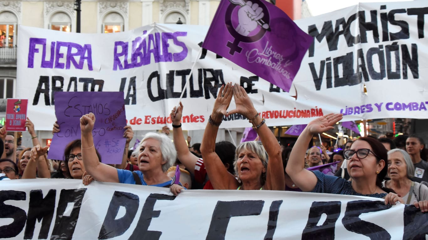 Proteste gegen Luis Rubiales: In Spanien gehen die Kritiker des Verbandspräsidenten auf die Straße.