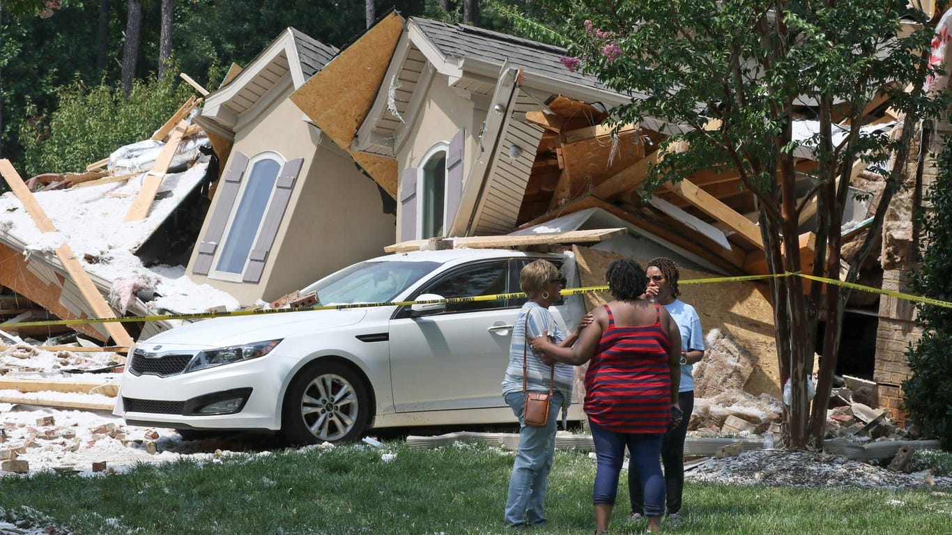 Bild der Zerstörung: Familienangehörige stehen vor dem Haus von NFL-Spieler Caleb Farley.