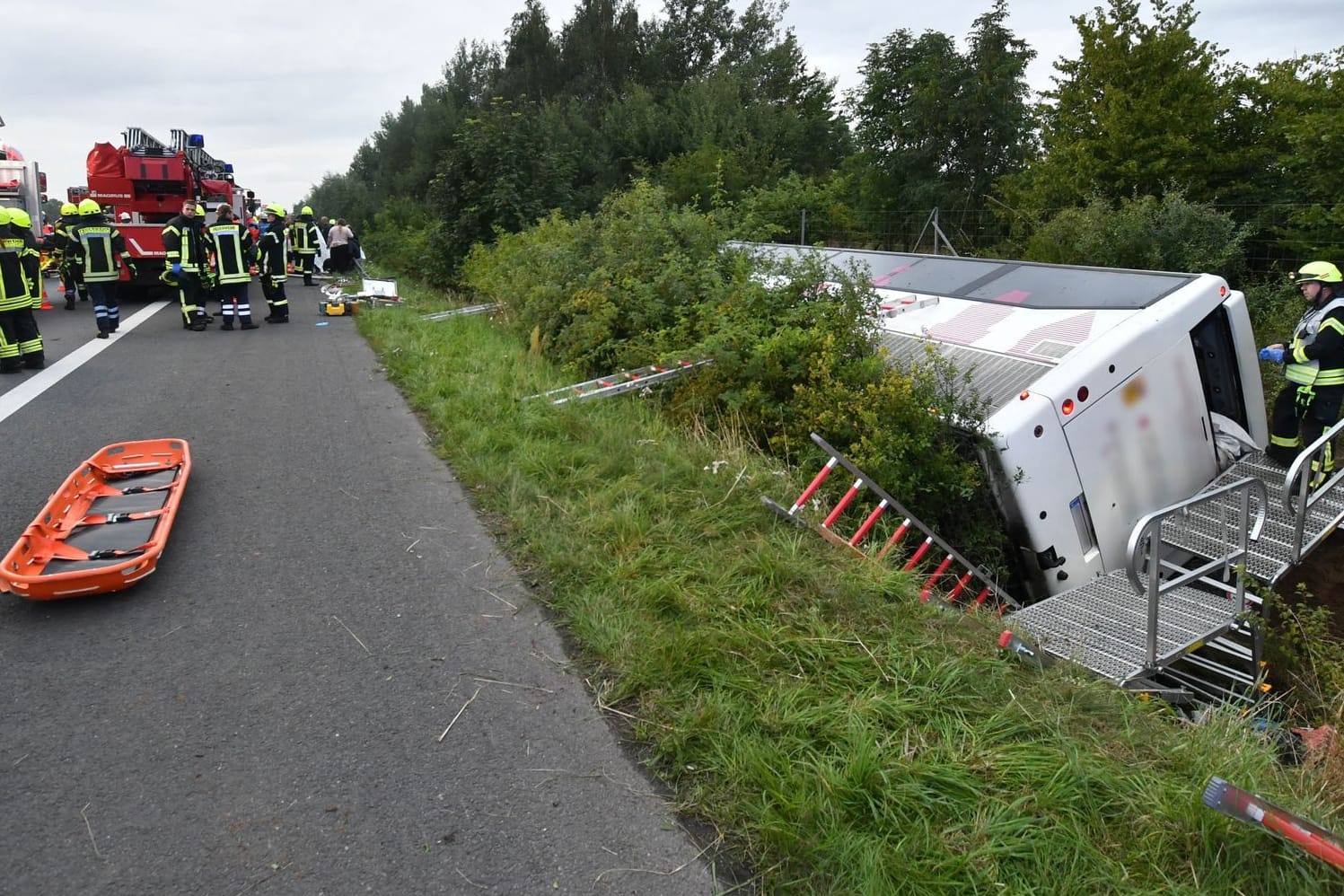 Reisebus verunglückt auf der A2