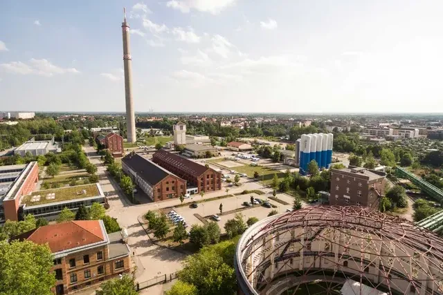 Das Gaswerk-Gelände "Max Reimann": Bald steht der 170 Meter hohe Schornstein nicht mehr.