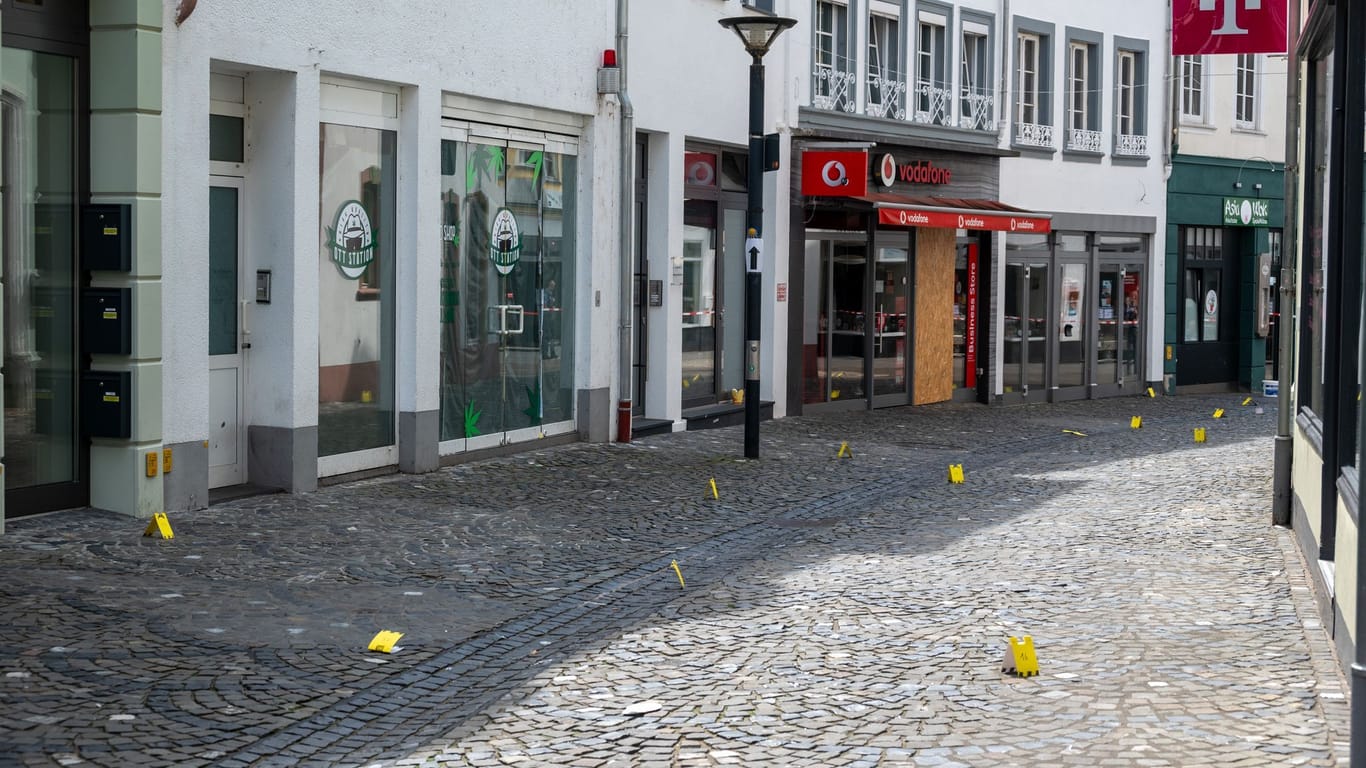 Markierungstafeln der Spurensicherung stehen in der Straße in Wittlich: In der in der Nacht auf Samstag ein junger Mann dort getötet worden.