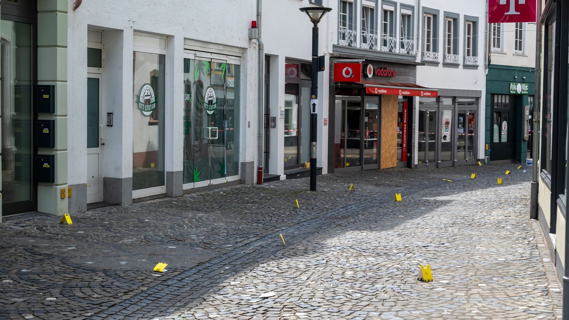 Markierungstafeln der Spurensicherung stehen in der Straße in Wittlich: In der in der Nacht auf Samstag ein junger Mann dort getötet worden. Markierungstafeln der Spurensicherung stehen in der Straße in Wittlich: In der in der Nacht auf Samstag ein junger Mann dort getötet worden.