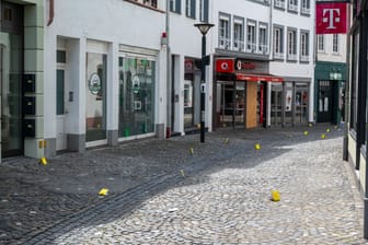 Markierungstafeln der Spurensicherung stehen in der Straße in Wittlich: In der in der Nacht auf Samstag ein junger Mann dort getötet worden.