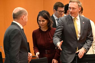 Olaf Scholz, Annalena Baerbock and Christian Lindner: Ein Koalitionsstreit zieht sich durch die letzten Tage.