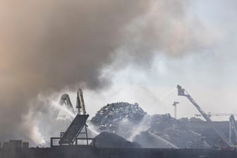 Brand im Duisburger Hafen