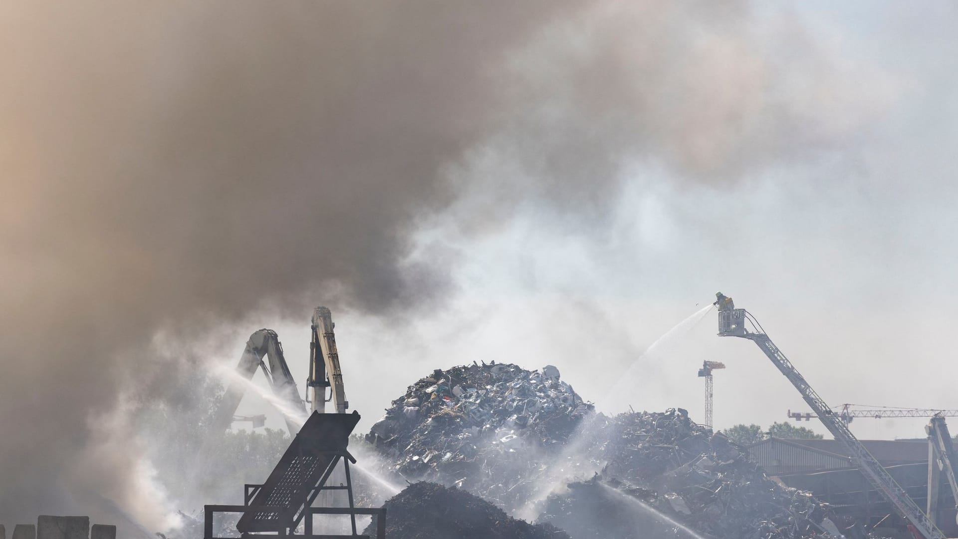 Brand im Duisburger Hafen Brand im Duisburger Hafen