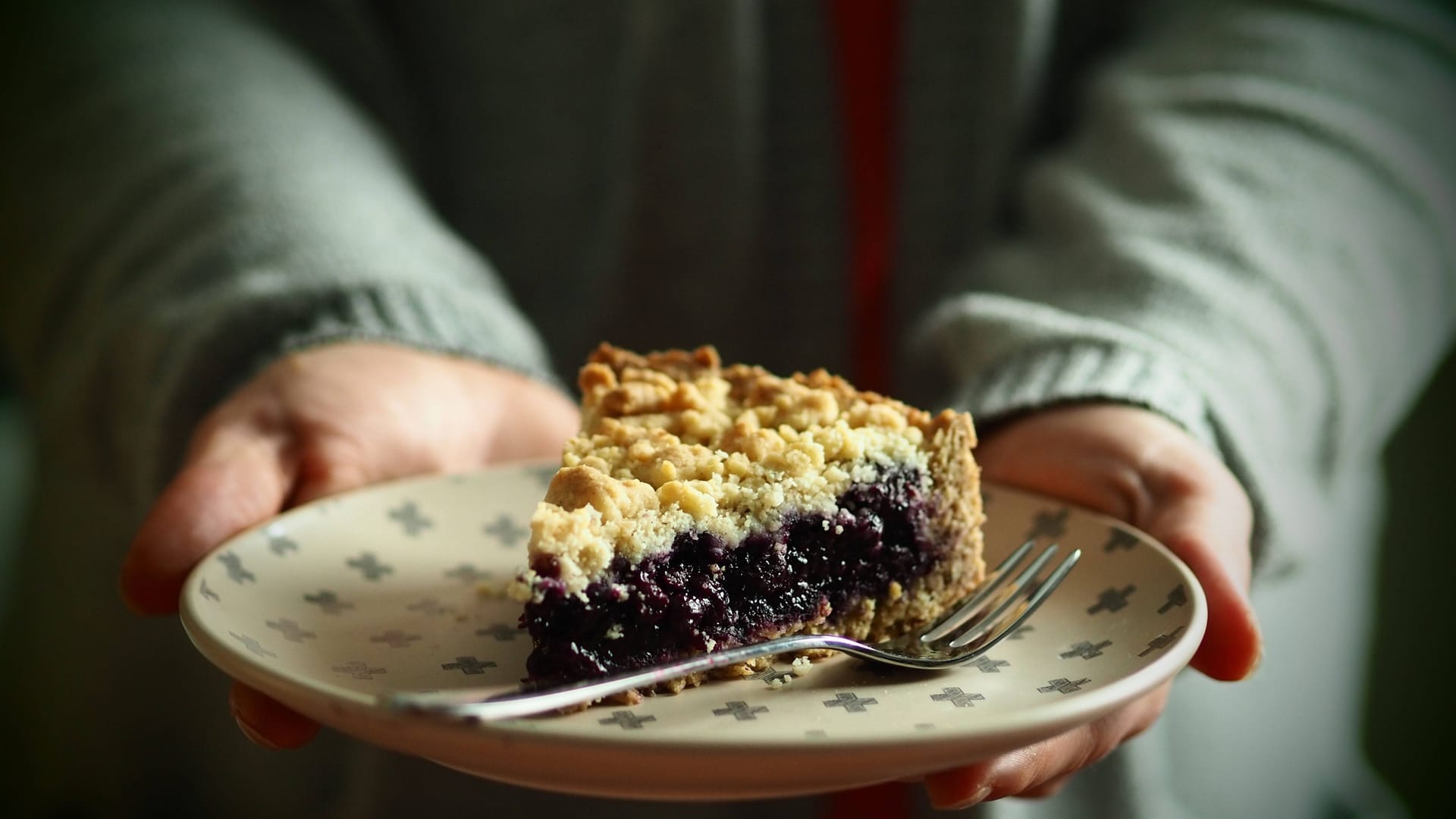 Ein Stück Kuchen mit einer Kuchengabel (Symbolbild): Ein weiteres Besteck berechnete ein Restaurant in Linz extra.