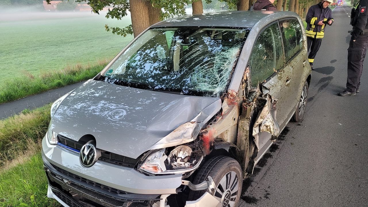 Eines der involvierten Fahrzeuge, ein VW, musste abgeschleppt werden. Eines der involvierten Fahrzeuge, ein VW, musste abgeschleppt werden.