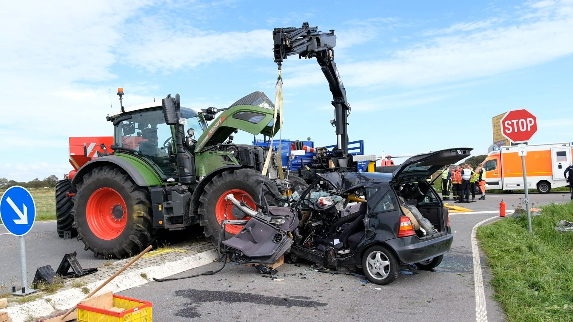 Der Trecker begrub den Mercedes unter sich.
