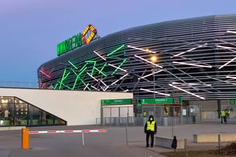 Die WWK-Arena: Vor dem Stadion des FC Augsburg kam es am ersten Spieltag der Fußball-Bundesliga zu einem gefährlichen Vorfall.