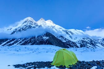 Ein Zelt steht am Fuße des K2: Dort hat sich ein Drama abgespielt.