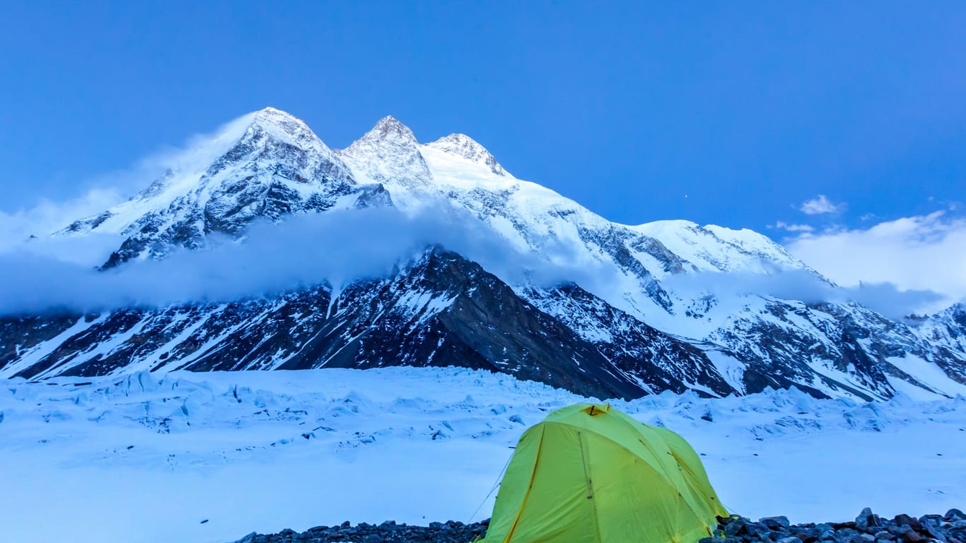 Ein Zelt steht am Fuße des K2: Dort hat sich ein Drama abgespielt.