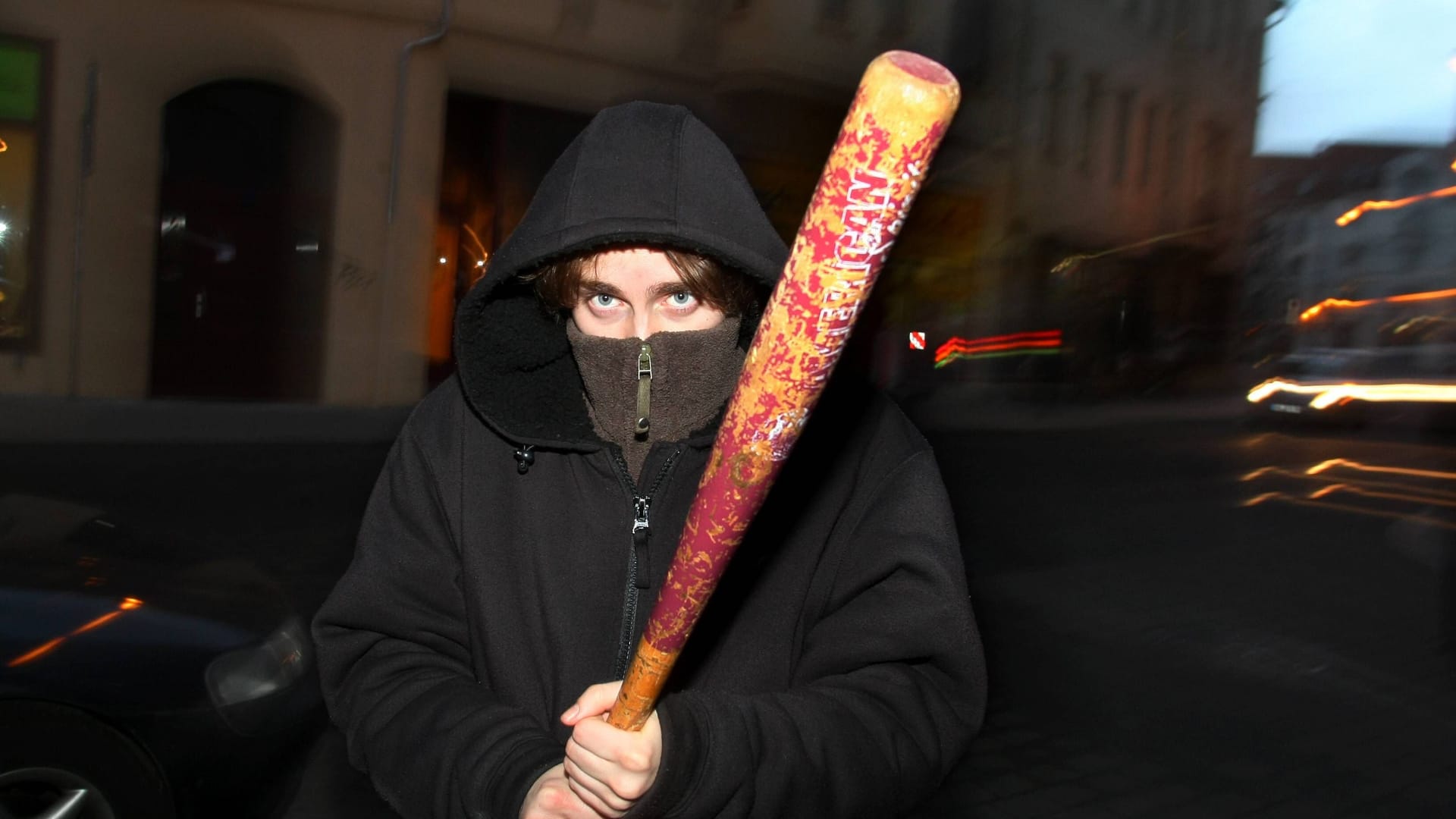 Vermummter mit einem Baseballschläge (Symbolbild): Die Angreifer hatten Waffen dabei. Vermummter mit einem Baseballschläge (Symbolbild): Die Angreifer hatten Waffen dabei.