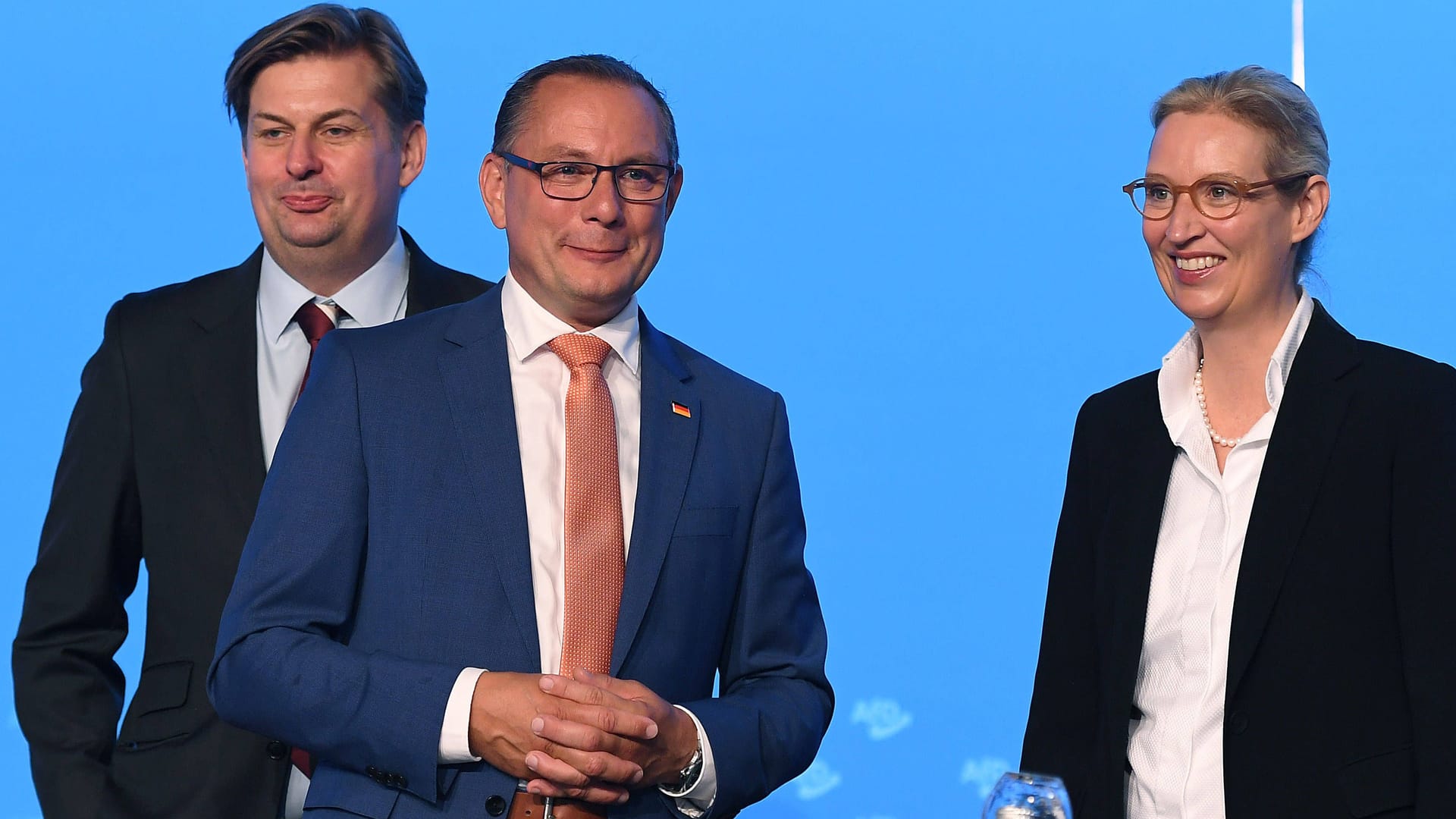 Kreml-Propaganda und Anti-Amerikanismus: Maximilian Krah (l.), Tino Chrupalla (m.) und Alice Weidel (r.) auf dem AfD-Parteitag in Magdeburg.