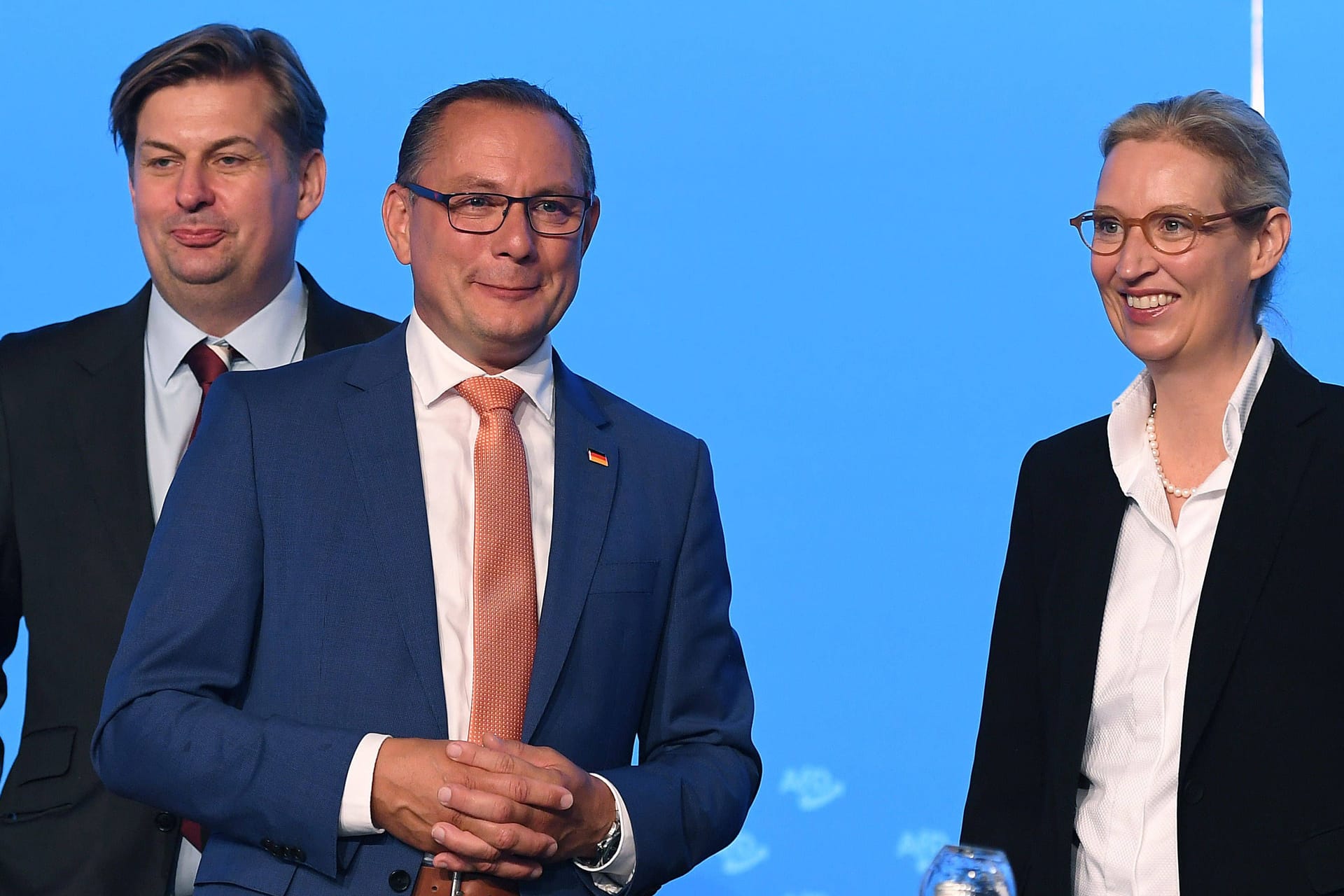 Kreml-Propaganda und Anti-Amerikanismus: Maximilian Krah (l.), Tino Chrupalla (m.) und Alice Weidel (r.) auf dem AfD-Parteitag in Magdeburg.