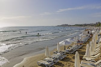 Strand in Side: Die Türkische Riviera eignet sich auch im September noch perfekt für den Sommerurlaub.