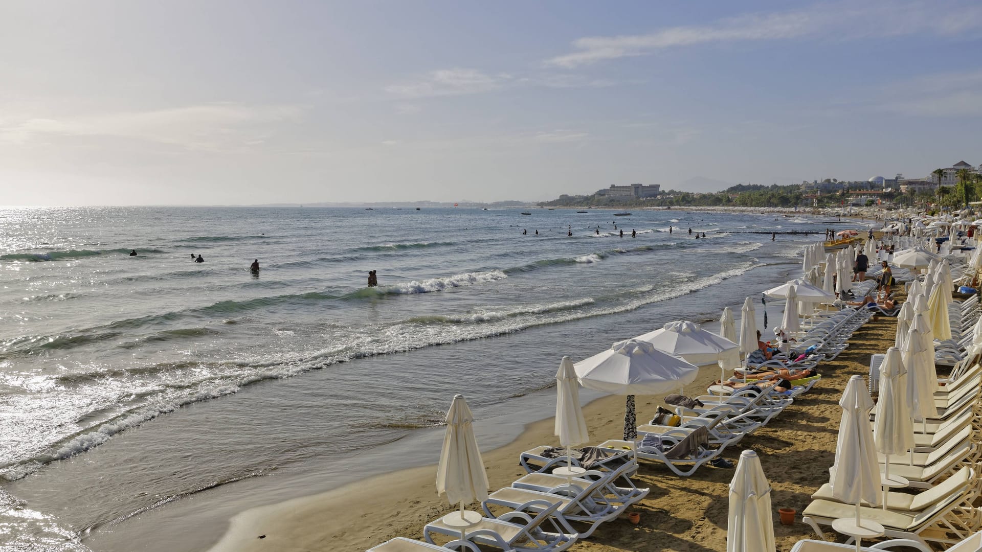 Strand in Side: Die Türkische Riviera eignet sich auch im September noch perfekt für den Sommerurlaub.