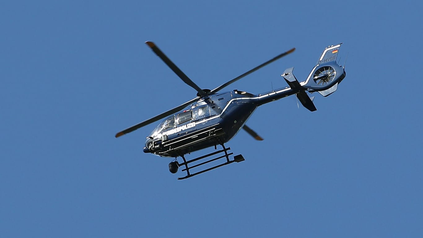 Hubschrauber der Polizei (Symbolbild): Mithilfe des Helikopters konnten die Flüchtigen lokalisiert werden.