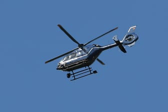Hubschrauber der Polizei (Symbolbild): Mithilfe des Helikopters konnten die Flüchtigen lokalisiert werden.