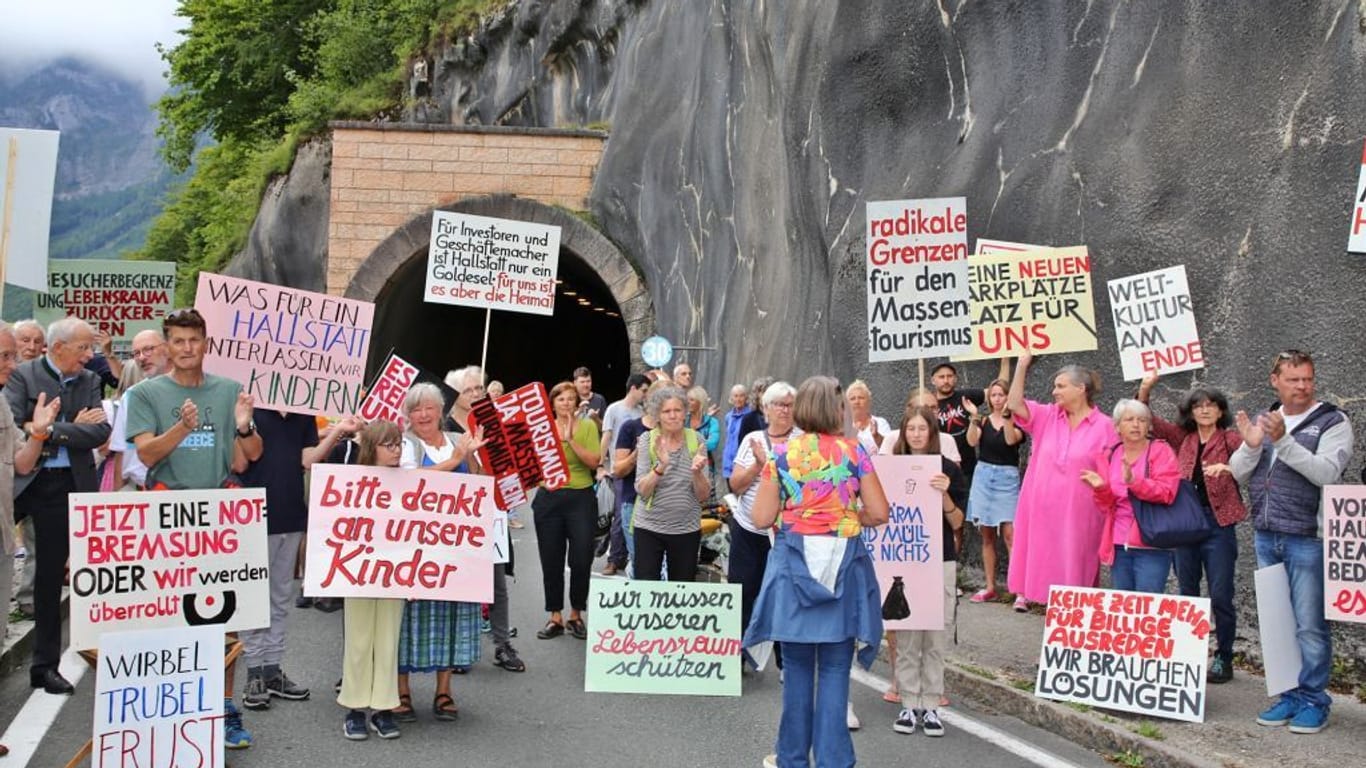 Hallstätter protestieren am 27.8.2023 mit einer Blockade des Zufahrtstunnels in den kleinen Ort in Österreich (Gemünden) gegen den Massentourismus in ihrem Ort.