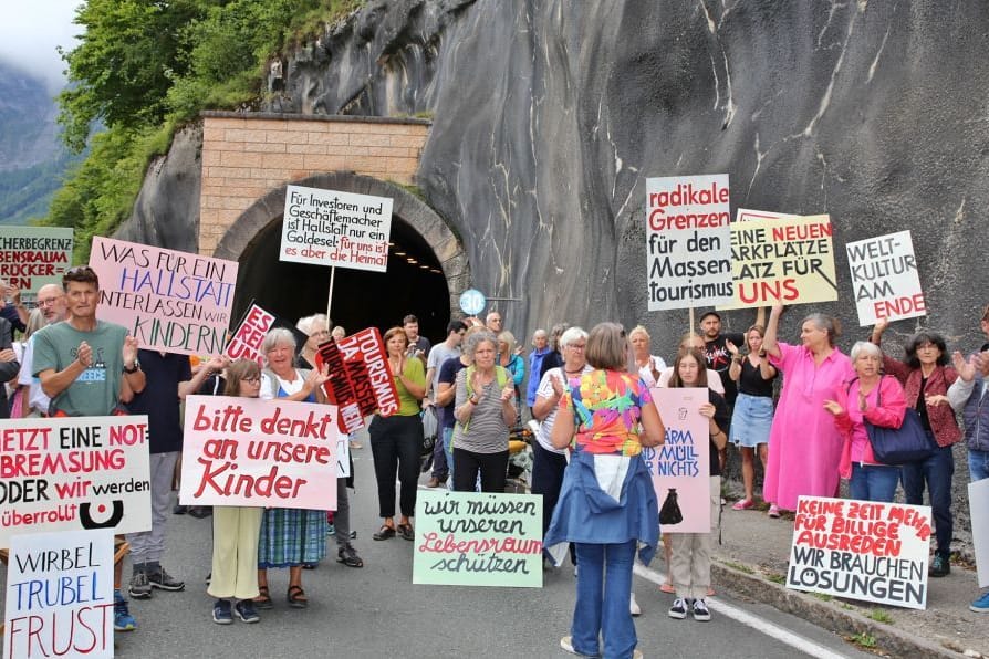 Hallstätter protestieren am 27.8.2023 mit einer Blockade des Zufahrtstunnels in den kleinen Ort in Österreich (Gemünden) gegen den Massentourismus in ihrem Ort.