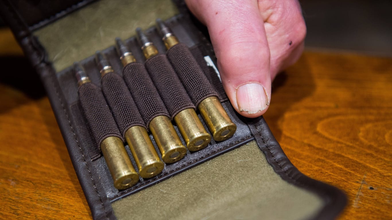 Patronen in einem Holster (Symbolbild): In Niedersachsen ist es zu einem tragischen Jagdunfall gekommen.