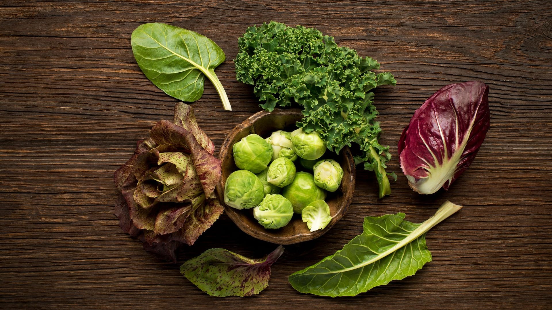 Reich an Bitterstoffen sind Salate wie Endiviensalat, Rucola und Radicchio sowie grünes Blattgemüse wie Spinat und Rosenkohl.