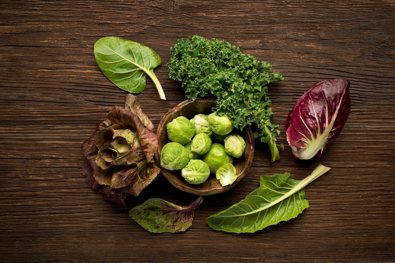Reich an Bitterstoffen sind Salate wie Endiviensalat, Rucola und Radicchio sowie grünes Blattgemüse wie Spinat und Rosenkohl.